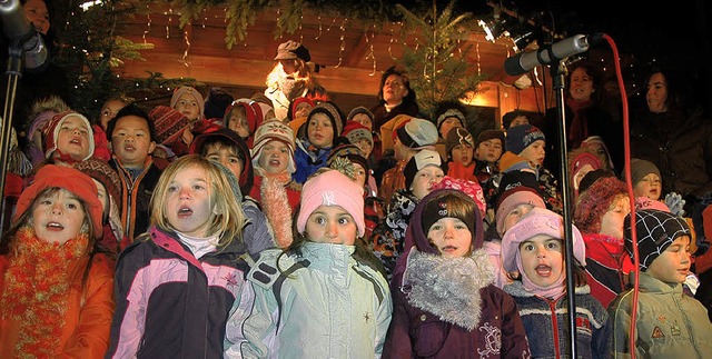 Kinderchre erfreuen mit weihnachtlichen Weisen.  | Foto: Fred Thelen