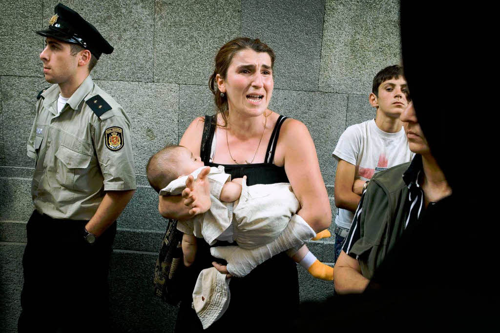 Eine weinende Mutter trgt vor dem Eingang zum georgischen Parlament in Tiflis ihr Baby auf dem Arm.