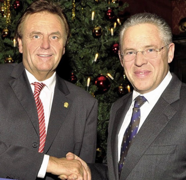 Reinhard Schill (rechts) berreicht Roland Mack den Scheck.   | Foto: bz