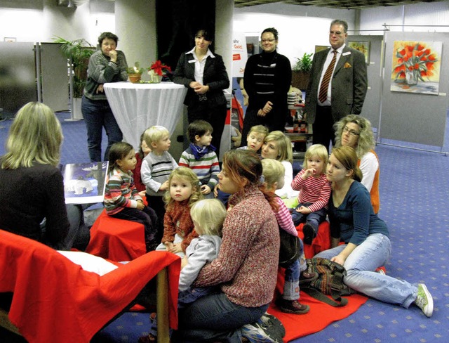 Die Buben und Mdchen  des Eltern-Kind...Geschichtenerzhlen und Baumschmcken.  | Foto: bz