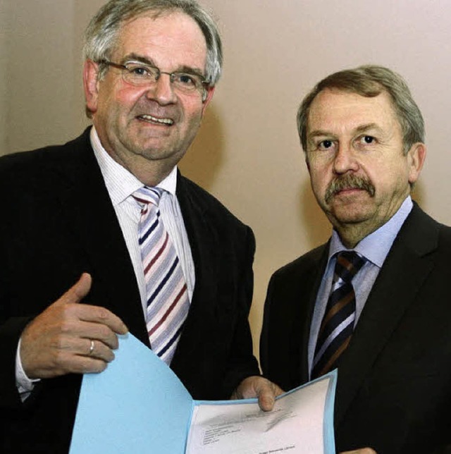 Kultusminister Helmut Rau (rechts) be...Helmut Rdlin die Bestellungsurkunde.   | Foto: BZ