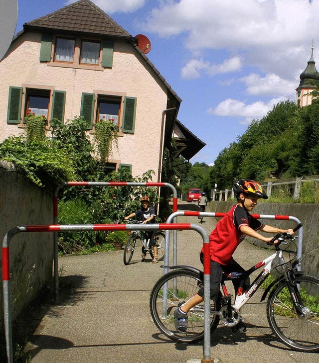 Fr  Radwege eher ungeeignet:  Barrieren  am Ortseingang Altdorf.   | Foto: ARCHIVFOTO: HILLER