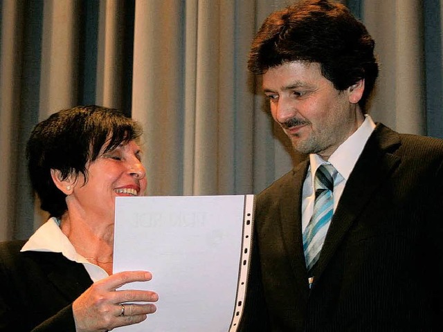 Silvana Mller wurde vom n Bezirksvorsitzenden Hubert Rombach  ausgezeichnet.   | Foto: Martina Faller