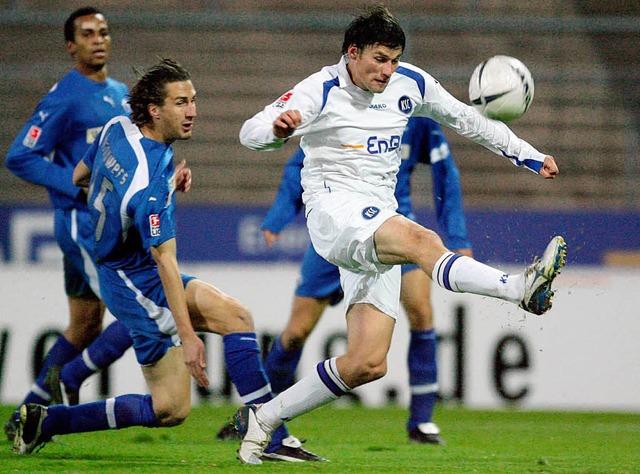 Zieht wieder das Trikot des Karlsruher... 2006 bei einem Spiel gegen Paderborn.  | Foto: dpa