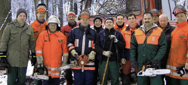 Bume entlasten und lernen im Wald: die Endinger Feuerwehr   | Foto: privat