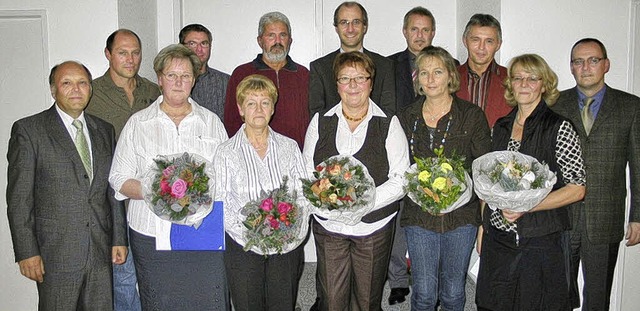 Blumen fr die Damen, Dank fr alle: die geehrten Mitarbeiter   | Foto: privat