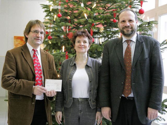 Claus Geppert, Martina Stahl und Wolfgang Brucker bei der Scheckbergabe  | Foto: Christoph Breithaupt