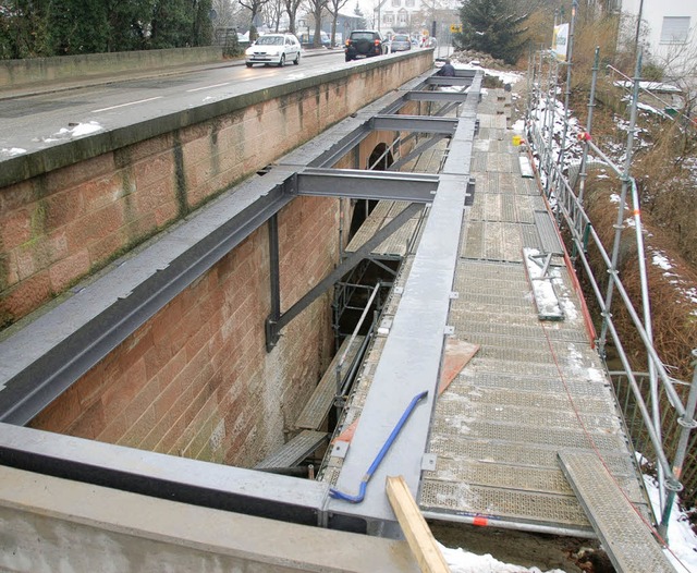 Auch die Baustelle  an der B 3  ist f... Gehweganhang an die Brcke montiert.   | Foto: Langelott