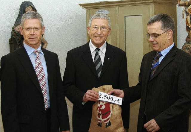 Herbert Lehmann (rechts) und Thomas Sc...2500 Euro fr die  Mnsterrenovierung.  | Foto: hans-jochen voigt