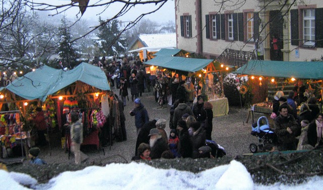 Idyllisch um das verschneite Schloss h...e der Weihnachtsmarkt viele Besucher.   | Foto: Anne Freyer
