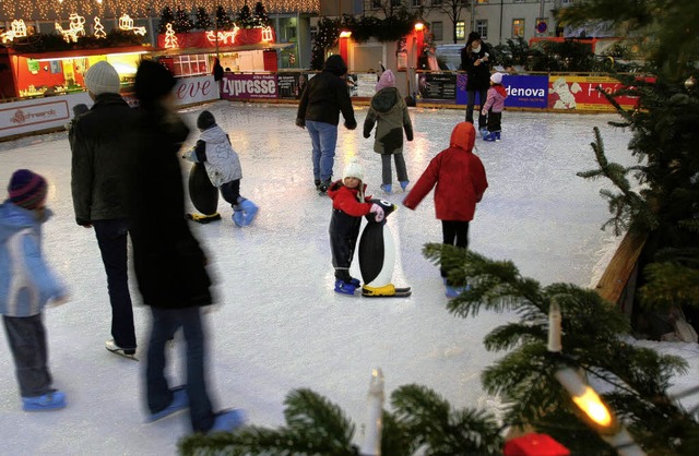 Ein Spa vor allem fr die Kleinen und Pinguine: die Freiburger Eisbahn   | Foto: Rita Eggstein