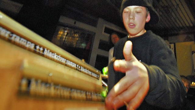 Thorben Mller (13) lsst im Haus der Jugend das Fingerboard fliegen.   | Foto: Michael Bamberger