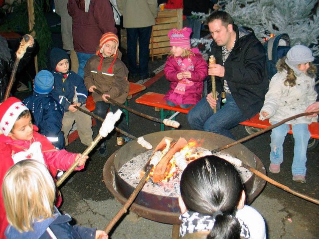 Das Stockbrot bei der Lieler Dorfweihnacht mgen Kinder besonders gern.   | Foto: Jutta Schtz