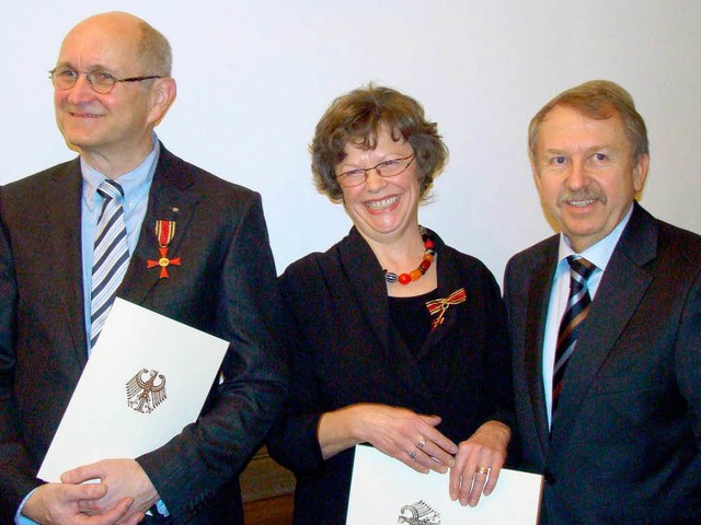 Reinhard und Barbara End bei der Ehrun...eskultusminister Helmut Rau (rechts).   | Foto: Ramm-Weber