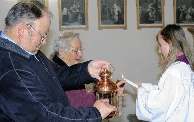 Ministrantin Karin Jger brachte das i...h in Riedern am Wald abgeholt werden.   | Foto: Gut