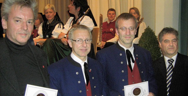 Bernhard Metzger (rechts) ehrte im Nam...d Meinrad Grammelspacher (von links).   | Foto: Anne freyer