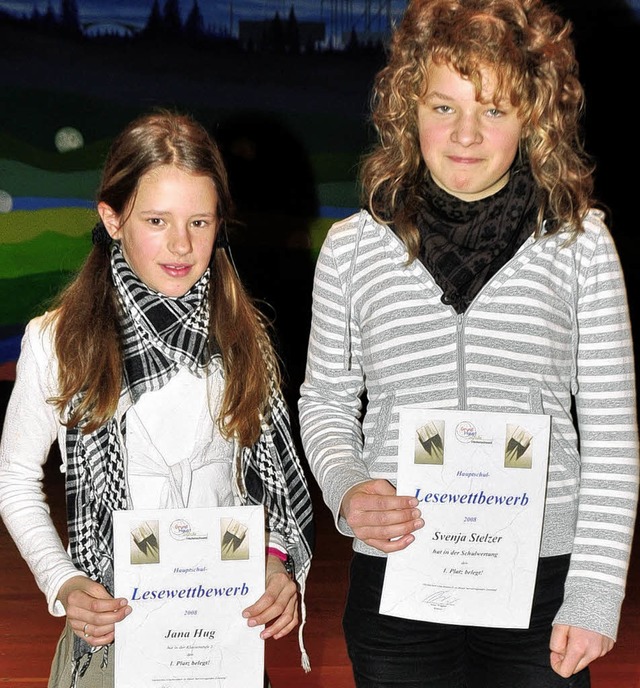 Vortragstalente: Gesamtsiegerin am sch...telzer (rechts) gefolgt von Jana Hug.   | Foto: Stefan Pichler