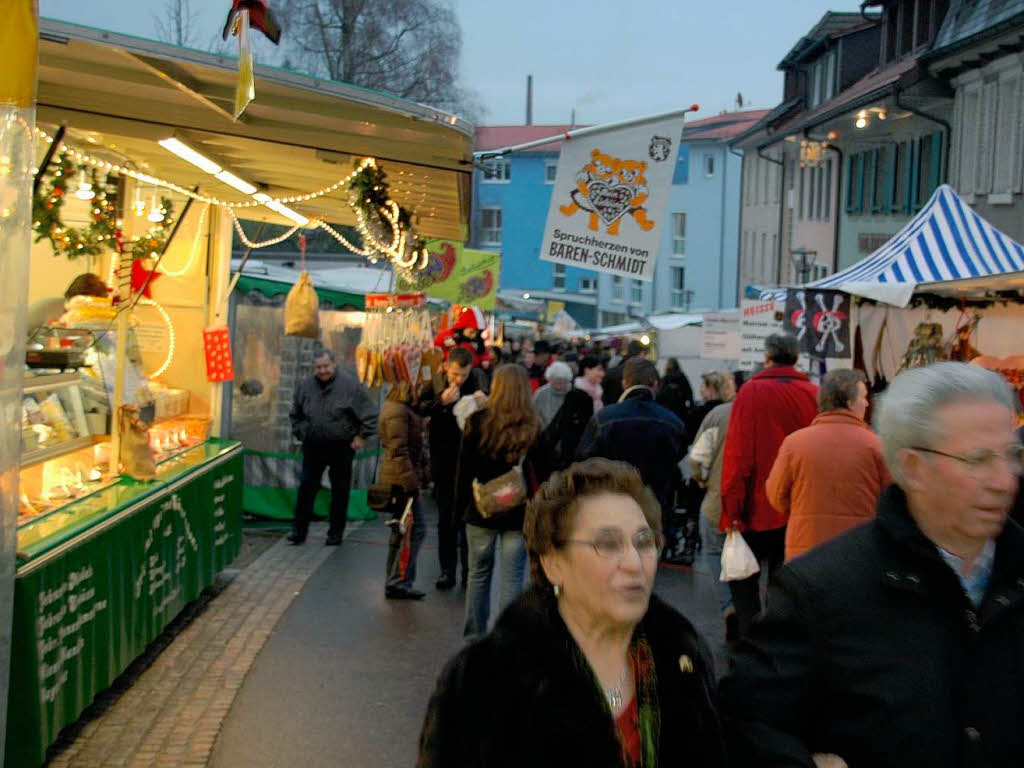 Bunt und stimmungsvoll war die Altstadtweihnacht mit ihren Htten und Programmangeboten.