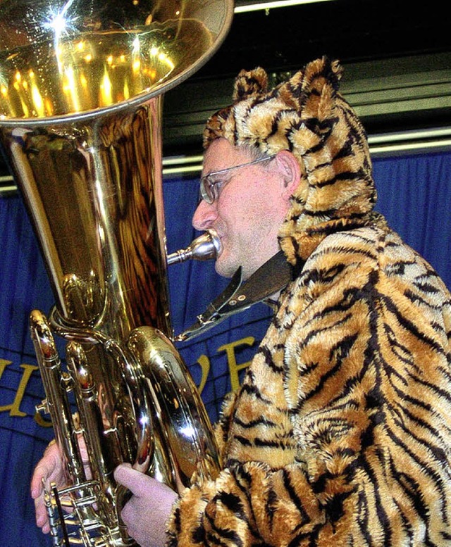 Heimo Schpflin trat als Tuba-Tiger auf.  | Foto: Mink