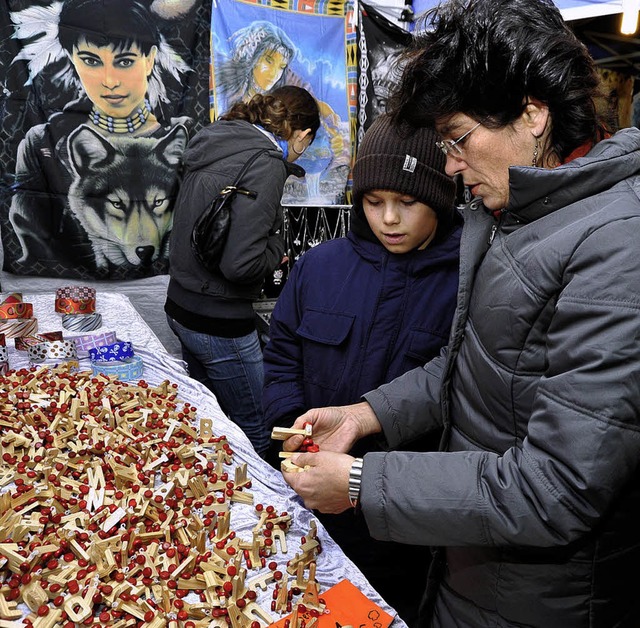 Am Thomasmarkt gab es noch Last-Minute-Geschenke zu kaufen.    | Foto: Rein