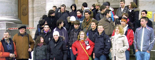 Die deutsch-franzsische Schlergruppe vor dem Dom in St. Blasien  | Foto: BZ