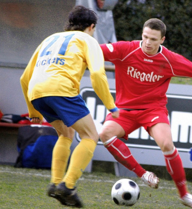 Tnzchen gefllig? Der Bahlinger Artur... gegen den Stuttgarter Andre Olveira.   | Foto: Sebastian Ehret