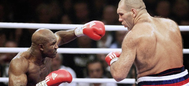 Brachte Weltmeister Walujew stark in B...rausforderer Evander Holyfield (links)  | Foto: afp