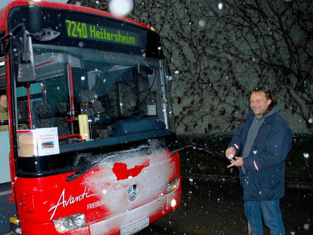 Busfahrer Stefan Schneider fhrt den A...ingen ber Griheim nach Heitersheim.   | Foto: heike loesener