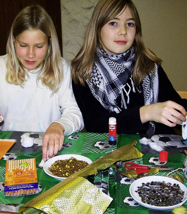 Postkarten mit aufwendigen Motiven ste...e wurden an alte Menschen verschickt.   | Foto: privat