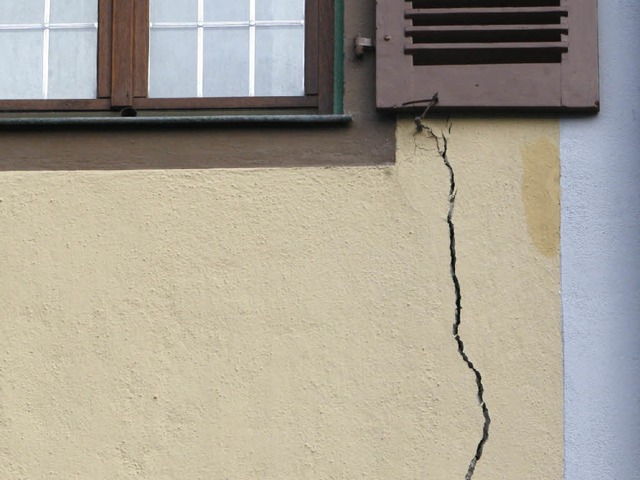 Risse in einer Huserwand in Staufen. ...rschung, die im Februar beginnen soll.  | Foto: dpa