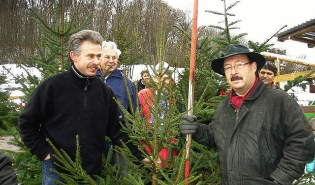 <Bildtext>Erich Hildebrand beim Baum-Messen in Inzlingen</Bildtext>   | Foto: johanna hgg