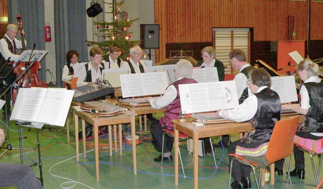 Das Zitherorchester &#8222;Edelwei&#8...iches Programm beim Adventsnachmttag.   | Foto: Georg Diehl