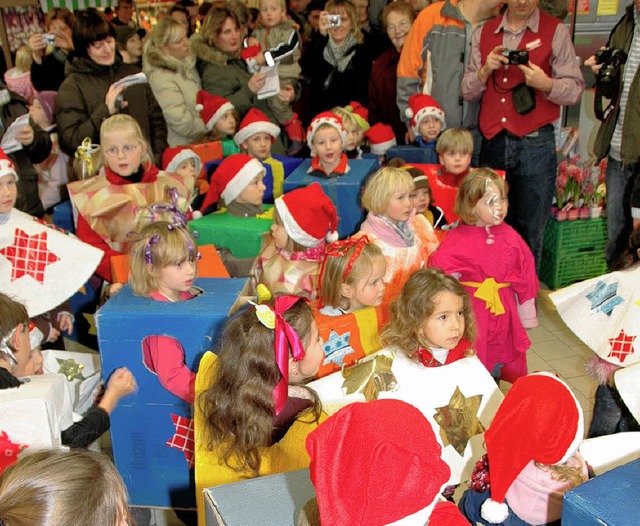 Die Rewe-Wette haben Kinder des Dora-M... durch den Hllsteiner Einkaufsmarkt.   | Foto: Regine Ounas-Krusel