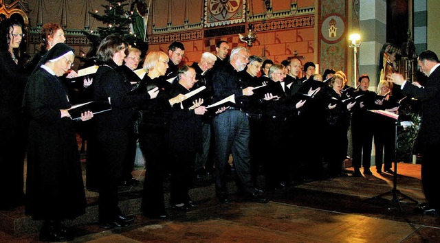 <Bildtext>Zu einem vorweihnachtlichen ...Oberrotweiler Kirchenchors.</Bildtext>  | Foto: herbert trogus