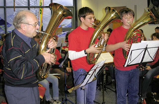 Auch Ausbilder Emil Spengler mischte b...orfer Jungmusiker in St. Marien mit.    | Foto: BZ