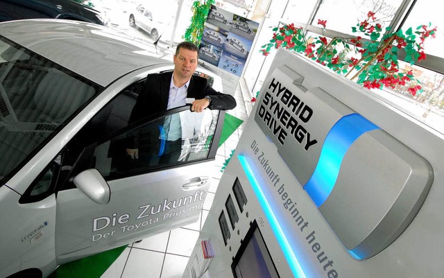 Das ko-Auto: Wolfgang Schwarz mit dem...a Prius mit Elektro- und Benzinmotor.   | Foto: Michael Bamberger