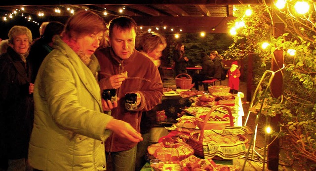 <Bildtext>Auf dem groen Weihnachtsbuf...bachern zum Fest gespendet.</Bildtext>  | Foto: susan Bersem