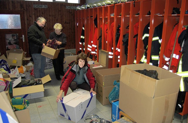 Kommandant Dieter Hammling, seine Frau...rpacken der Hilfsgter im Gertehaus.   | Foto: Christian Ringwald