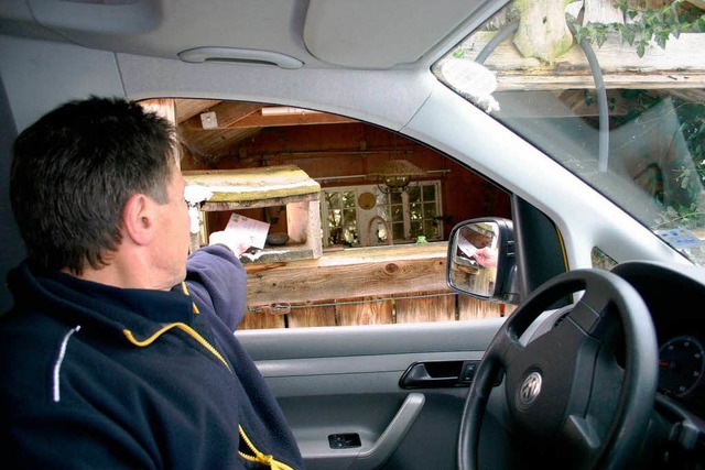 Auto-Postschalter mal andersherum: Die...nn Josef Baumer vom Auto aus befllen.  | Foto: Jonas Nonnenmann