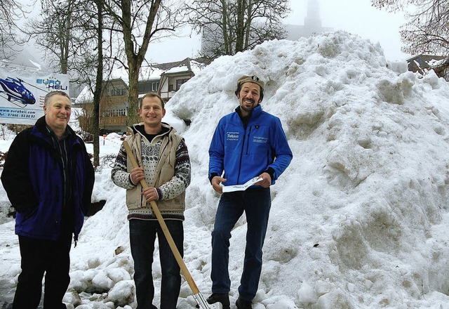 Die Schneeskulpturenbauer Ralf Rosa (M... von Aktives Todtmoos freut&#8217;s.    | Foto:  Hans-Dieter Folles