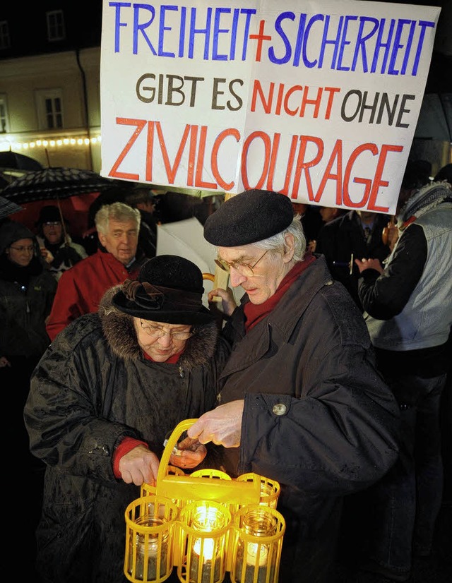 Zusammenstehen gegen rechtsextreme Gew...stranten gestern Abend  in Frstenzell  | Foto: dpa