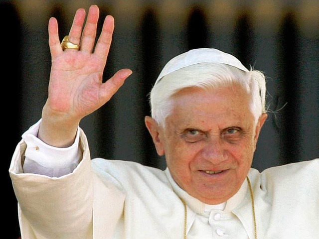 Papst Benedikt XVI.: Im kommenden Jahr fliegt er nach Afrika.  | Foto: dpa