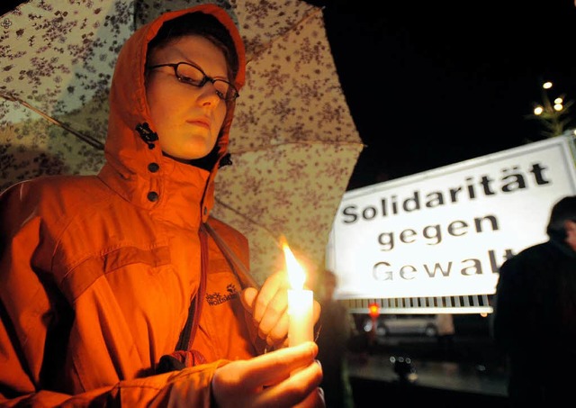 Demo gegen rechte Gewalt am Montag abend.   | Foto: dpa