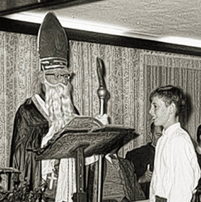 Werner Adrion  Ende der 50er Jahre mit dem Nikolaus.  | Foto: Privat