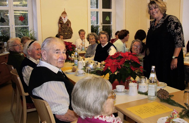 Weihnachtsfeier im Haus Himmelspforte,  stehend Hausleiterin Jutta van Dick.   | Foto: Martina Weber-Kroker