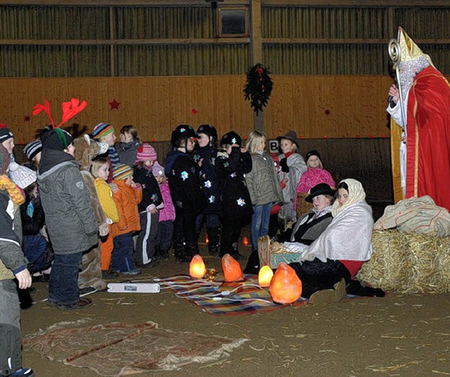 Der Nikolaus besuchte die Kinder  auf dem Joxenhof.   | Foto: monika rombach