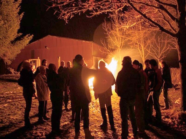 Ein groes Feuer leuchtete auf dem Flugplatz.   | Foto: privat