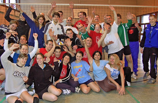 Die Teilnehmer des 14. Weihnachtsvolleyball-Turniers   | Foto: heinz vollmar