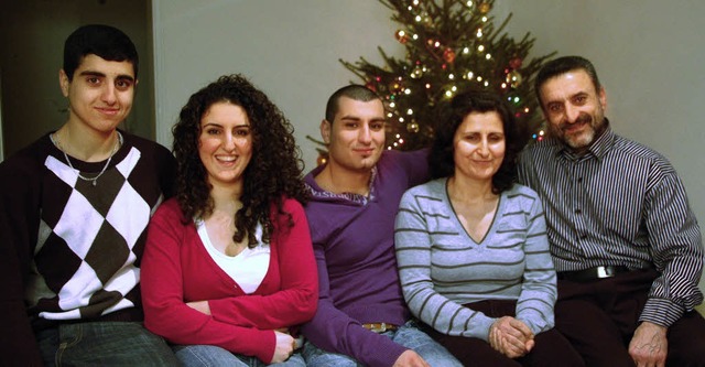 Frhliche Weihnachten: Sami, Victoria,...Fabronia und Nour Morad (von rechts)    | Foto: Ingrid Bhm-Jacob