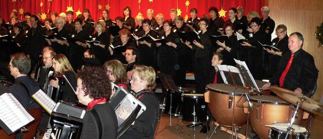 Das Akkordeon-Orchester, Perkussionist...vierten Advent in der Wiesentalhalle.   | Foto: Georg Diehl